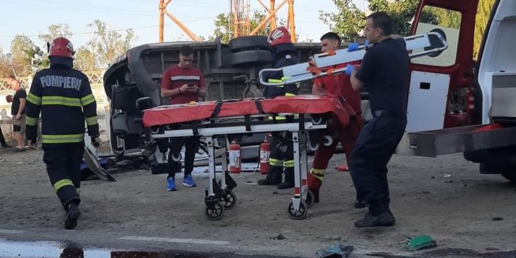 15 persoane rănite după ce un TIR condus de un cetățean din Republica Moldova a intrat într-un microbuz