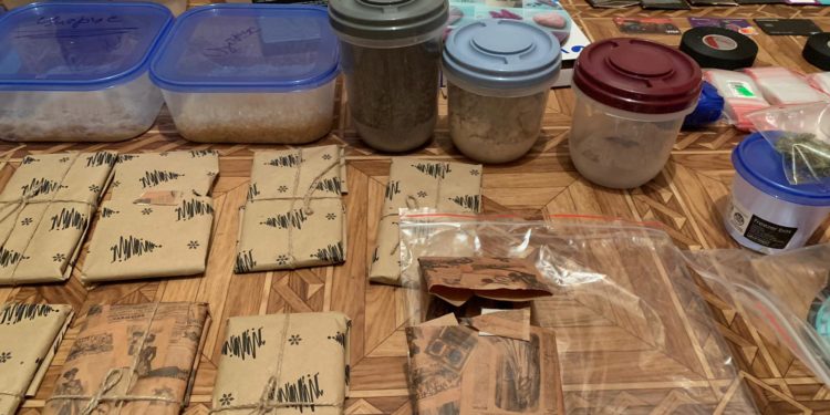 Ar fi introdus în Moldova 10 kg de droguri în valoare de 3 milioane de lei. Nouă membri ai unu grup criminal, trimiși în judecată | VIDEO