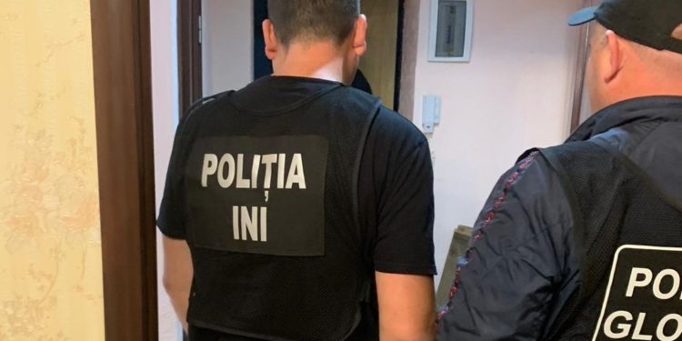 Doi tineri au fost reținuți de polițiști pentru comiterea furturilor din locuințe în serie