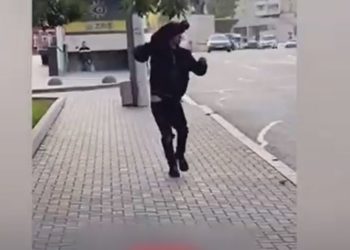 Incident bizar, în capitală. Un tânăr a urcat în troleibuz clătinându-se și purtând pe umăr un stâlp decorativ | VIDEO
