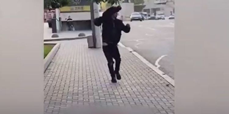 Incident bizar, în capitală. Un tânăr a urcat în troleibuz clătinându-se și purtând pe umăr un stâlp decorativ | VIDEO