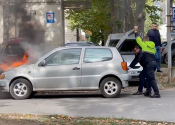 Noi detalii de la incendiul izbucnit în centrul capitalei. Mașina cuprinsă de flăcări aparține unui bărbat cu necesități speciale | VIDEO