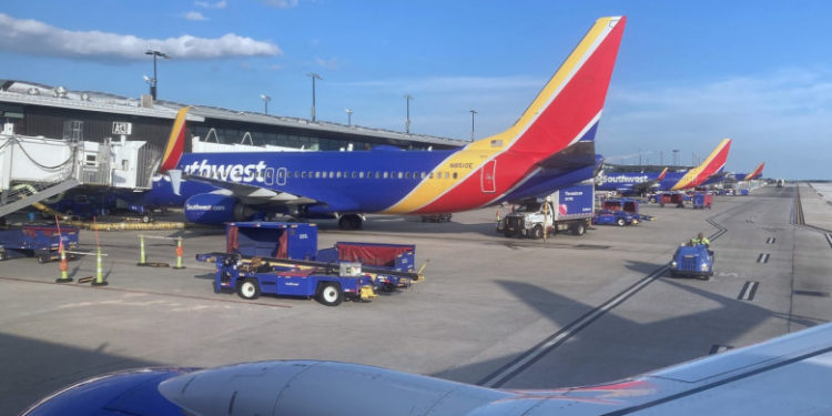 Un pilot a amenințat că anulează o cursă aeriană pentru că un bărbat trimitea poze nud celorlalți pasageri