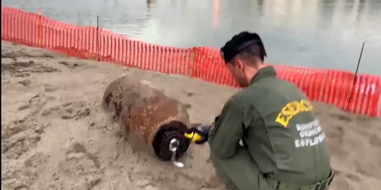 O bombă sovietică de 100 kg a fost găsită în Dunăre, la Budapesta. Militarii au închis zona pe o rază de 400 metri pentru a o dezamorsa