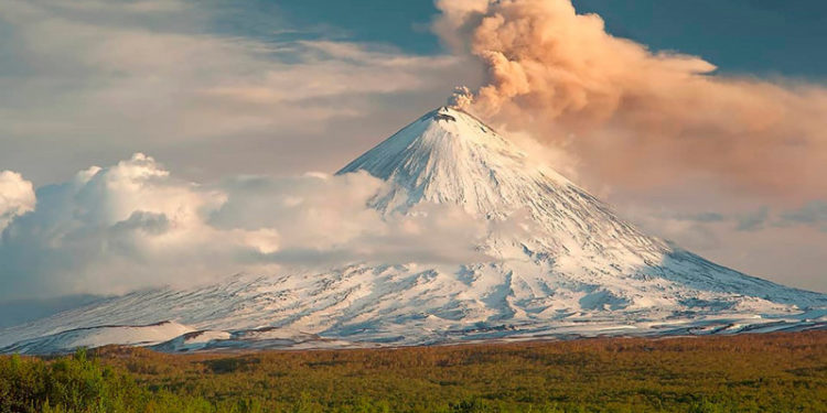 Opt alpiniști au murit în încercarea de a urca pe cel mai înalt vulcan activ din Eurasia