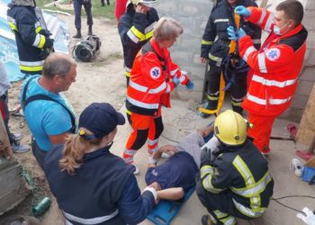 В Криулянском районе на мужчину упада бетонная плита