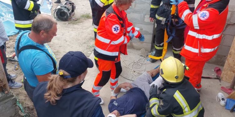 В Криулянском районе на мужчину упада бетонная плита