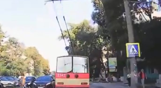 На видео попал момент, когда автомобиль едва не сбил девушку на пешеходном переходе | VIDEO