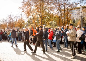 «Невозможно уже так жить, нечем кормить детей». Протестующие устроили флешмоб с бумажными самолетиками у Президентуры, обвинив Майю Санду в том, что она за границей больше, чем в стране | VIDEO