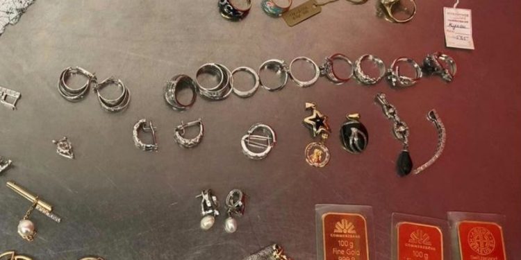 Гражданка Украины пыталась незаконно вывезти украшения и слитки золота | VIDEO