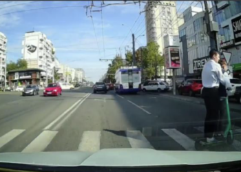В столице двое школьников на самокате угодили под колеса авто