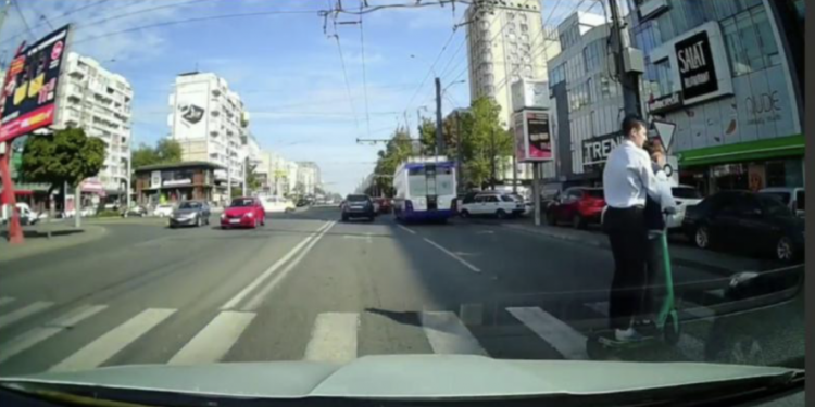 В столице двое школьников на самокате угодили под колеса авто