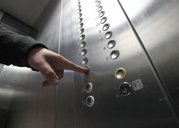 „Deconectarea iluminatului decorativ și renunțarea la lift”. Măsurile propuse de Comisia Situații Excepționale pentru a economisi energia electrică