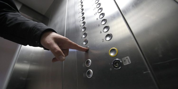 „Deconectarea iluminatului decorativ și renunțarea la lift”. Măsurile propuse de Comisia Situații Excepționale pentru a economisi energia electrică