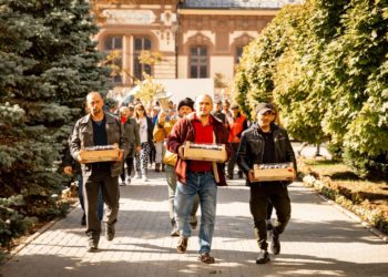 «Нам некому продать свой урожай». Фермеры из разных районов страны принесли ящики с фруктами к зданию минсельхоза и потребовали отставки Владимира Боли | VIDEO