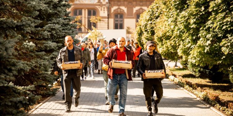 «Нам некому продать свой урожай». Фермеры из разных районов страны принесли ящики с фруктами к зданию минсельхоза и потребовали отставки Владимира Боли | VIDEO