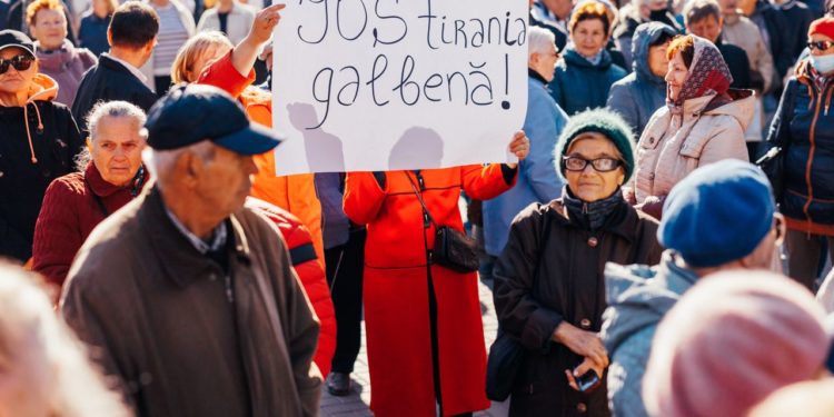 Флешмоб перед зданием Театра оперы и балета в столице: Сторонники Партии «ШОР»обвили действующую власть в нарушении конституционных прав и осудили действия полиции, которая снесла «Городок перемен» | VIDEO