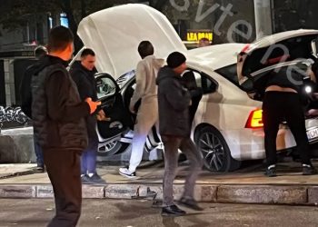 Ночное ДТП в столице: Одна из машин вылетела с дороги