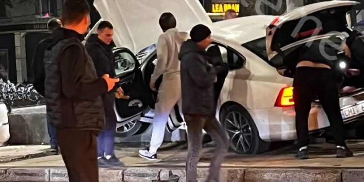 Ночное ДТП в столице: Одна из машин вылетела с дороги