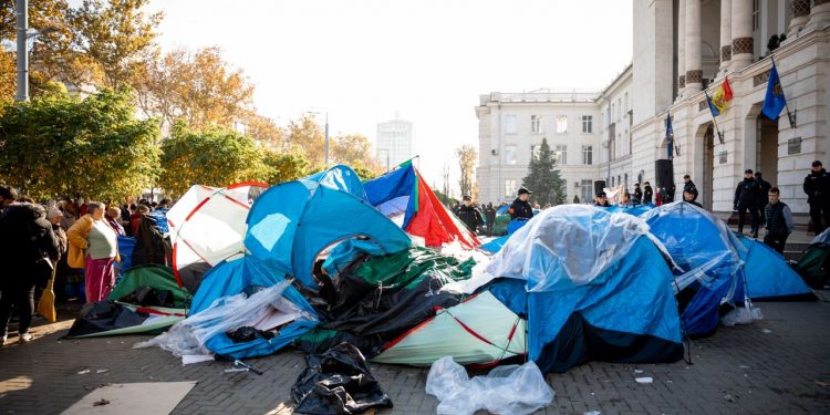 Четвертый раз правоохранительные органы демонтировали палатки сторонников Партии «ШОР». В политформировании назвали эти действия незаконным | VIDEO