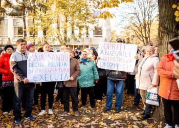 «Коридор позора для ПДС». Десятки граждан провели флешмоб у здания парламента и обвинили действующую власть в ухудшении условий жизни в стране | VIDEO