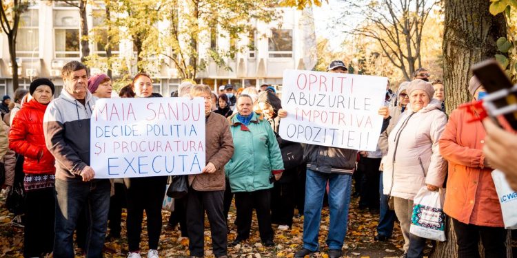 «Коридор позора для ПДС». Десятки граждан провели флешмоб у здания парламента и обвинили действующую власть в ухудшении условий жизни в стране | VIDEO