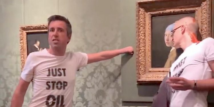 Активисты в Нидерландах пытались испортить картину «Девушка с жемчужной сережкой»