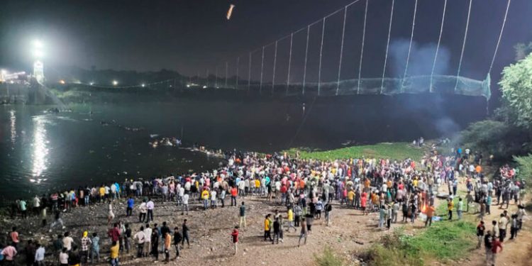 В индийском штате Гуджарат обрушился пешеходный мост. Погибли более 130 человек