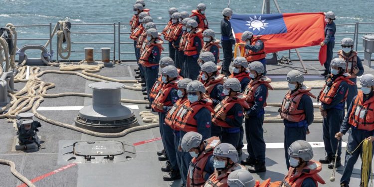 Китай направил 22 самолета и четыре корабля к Тайваню