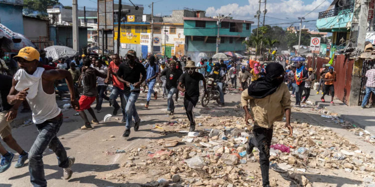 Haiti cere o intervenție militară internațională după ce bandele mafiote i-au blocat economia și au provocat o criză umanitară uriașă