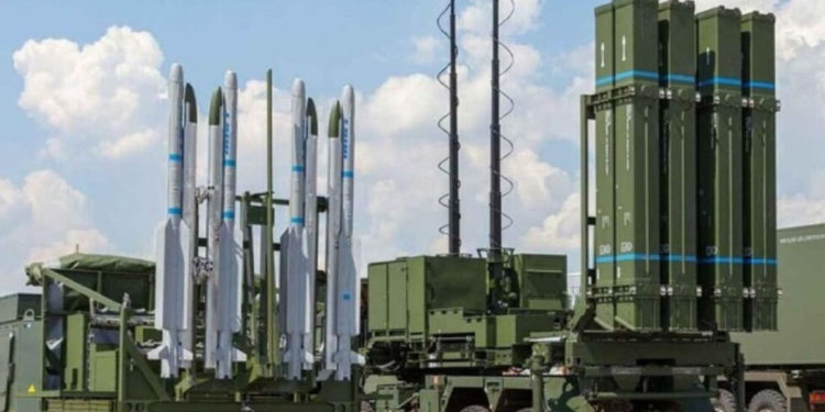 Арестович заявил, что на Украину пролился «золотой оружейный дождь»