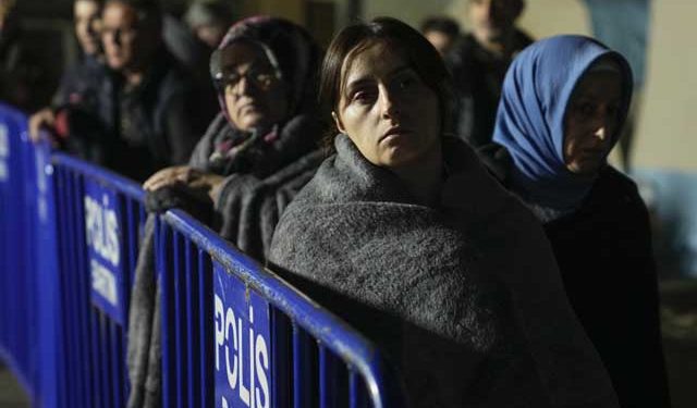 Число погибших в результате взрыва на шахте в Турции достигло 40