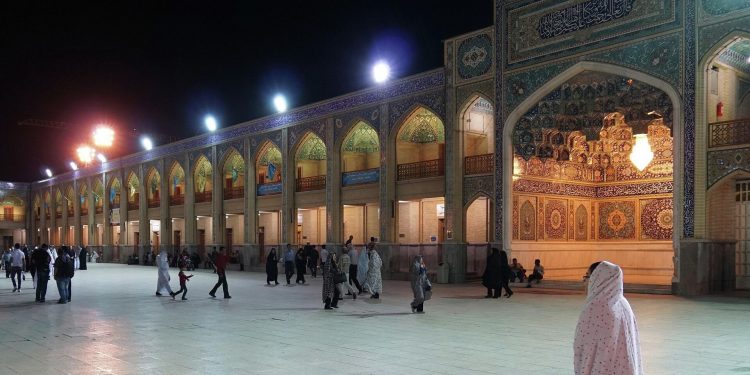 Cel puţin 13 morţi şi 40 de răniţi într-un atac comis de indivizi înarmați în orașul iranian Shiraz