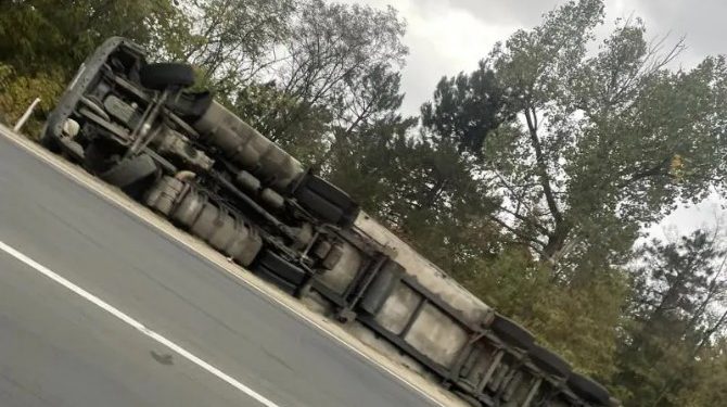 На трассе Кишинев-Хынчешты перевернулся грузовик