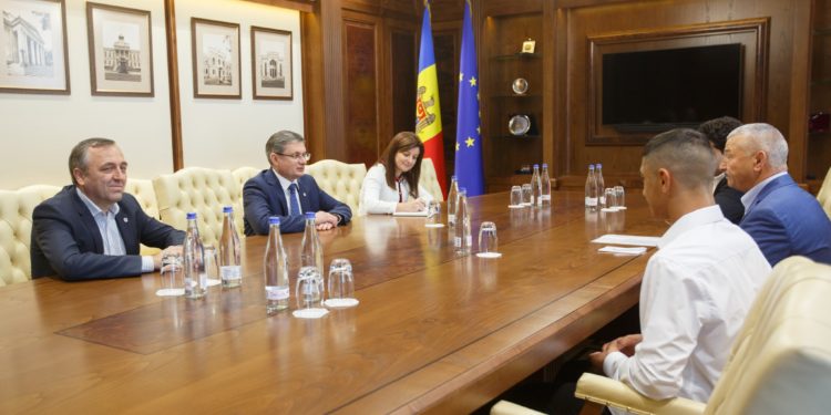 Moldoveanul-campion european la lupte libere Cătălin Spînu, în vizită la Parlament. Grosu: „Am găsit soluții să-l ajutăm”