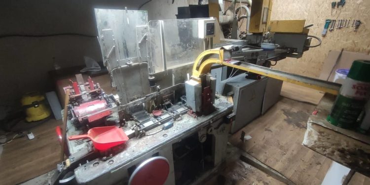 Fabrică clandestină de țigări din centrul țării – depistată de oamenii legii. Din trei persoane reținute, două își recunosc implicarea