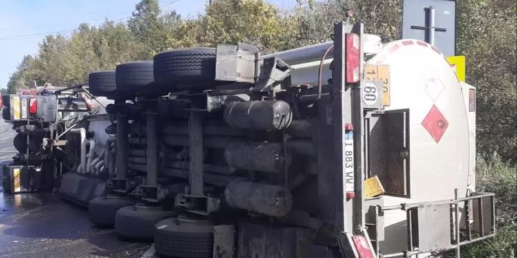 O autocisternă încărcată cu motorină, ghidată de un moldovean s-a răsturnat în apropiere de Huși, România. Șoferul – la spital