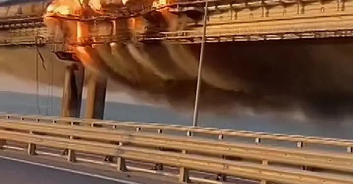 Национальный антитеррористический комитет России: на Крымском мосту взорвали грузовик, после чего загорелся состав с топливными цистернами