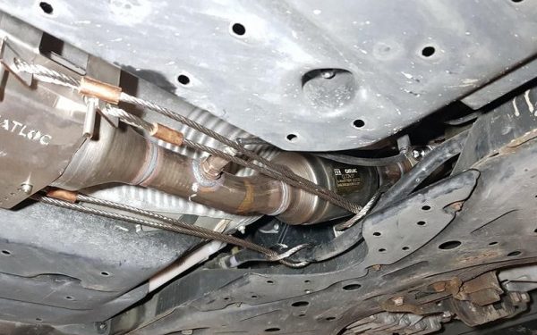 Ar fi furat catalizatoare de la mașiniîn valoare de peste 1,5 milioane de lei. Șase tineri și o minoră, reținuți | VIDEO