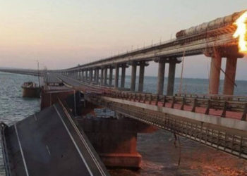 Взрыв на Крымском мосту. Движение остановлено. Часть автомобильного моста обрушилась | VIDEO