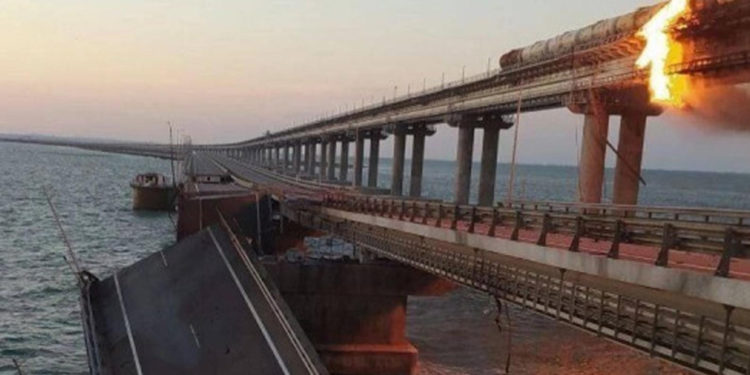 Взрыв на Крымском мосту. Движение остановлено. Часть автомобильного моста обрушилась | VIDEO