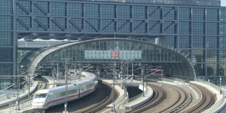 В Германии из-за нарушения радиосвязи остановили движение поездов