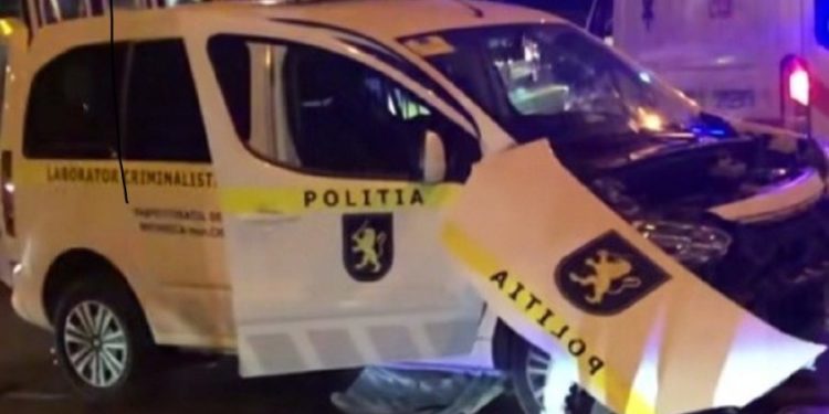 Accident nocturn în Capitală: O mașină de poliție, făcută zob | VIDEO