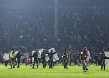 Tragedie cumplită la un meci de fotbal în Indonezia. Aproape 130 de morți în urma luptelor dintre suporteri și poliție | VIDEO