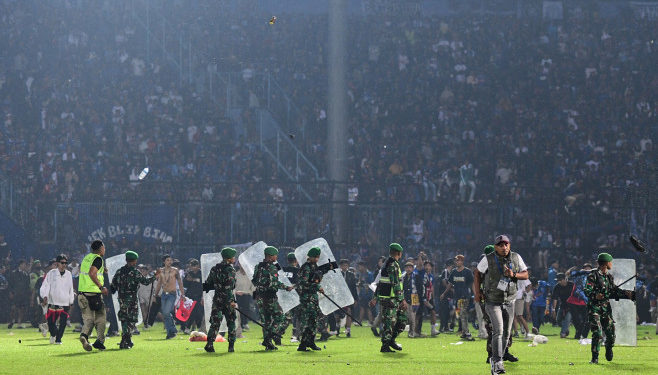 Tragedie cumplită la un meci de fotbal în Indonezia. Aproape 130 de morți în urma luptelor dintre suporteri și poliție | VIDEO