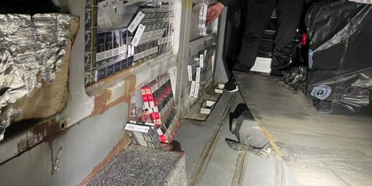 20 000 țigarete camuflate în pereții unui microbuz – depistate de către funcționarii postului vamal Leușeni