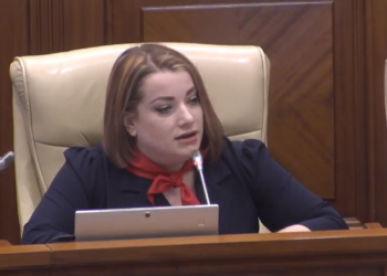 Deputatul BCS Diana Caraman a cerut, în timpul ședinței parlamentului, ca reprezentanții PAS să iasă în fața protestatarilor. Reacția lui Igor Grosu | VIDEO