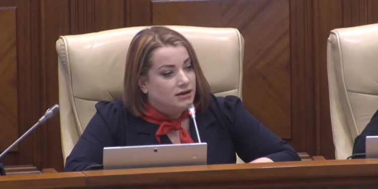Deputatul BCS Diana Caraman a cerut, în timpul ședinței parlamentului, ca reprezentanții PAS să iasă în fața protestatarilor. Reacția lui Igor Grosu | VIDEO
