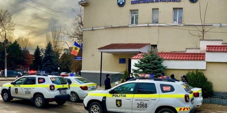 Избили посреди улицы за сделанное им замечание. В Бельцах напали на сотрудника МВД из Бухареста