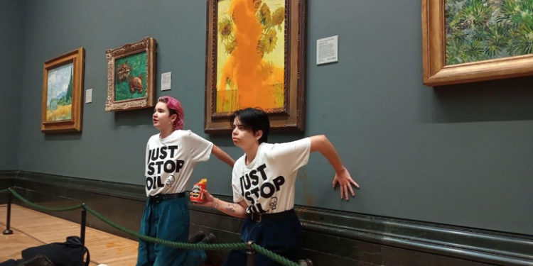 Două activiste de mediu au aruncat cu supă de roșii pe un tablou de 84 de milioane de dolari al lui Vincent van Gogh